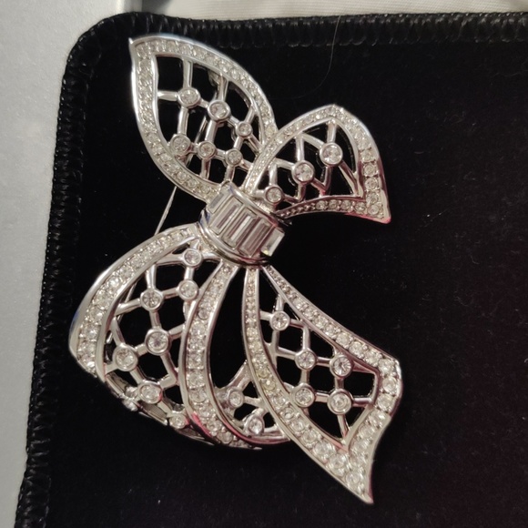 Rare New Swarovski Crystal Bow Brooch - Picture 6 of 8